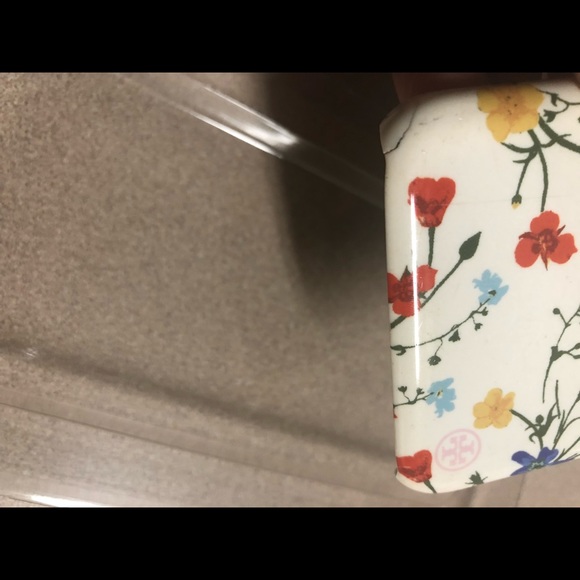 Authentic Tory Burch iPhone 7 hard shell case - Picture 3 of 5